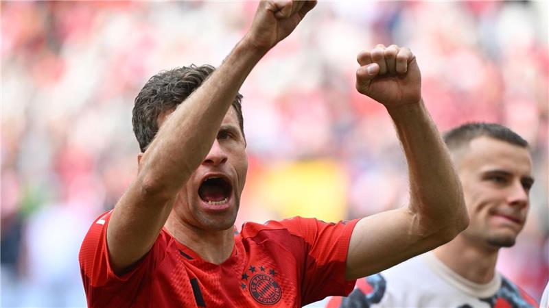 Bayerns Meister-Party vertagt - Müller „nicht wehmütig“ Thomas Müller ließ sich für sein 500. Bundesliga-Spiel feiern.