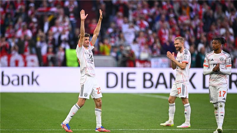 Thomas Müller wurde durch ein Spalier in seinem letzten Bayern-Heimspiel verabschiedet.