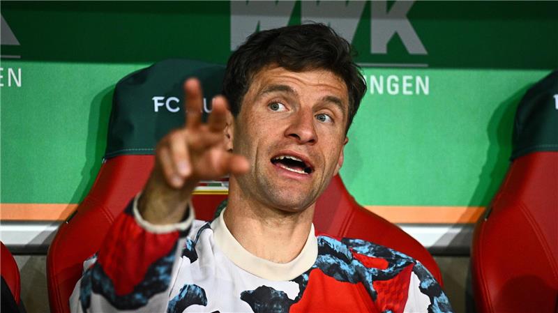 Thomas Müllers Bayern-Gegenwart: Auch in Augsburg saß er erstmal wieder auf der Bank.