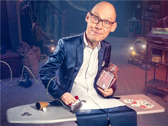Thomas Otto lädt zu seiner Show „Magic at the Bügelbrett“ ein.