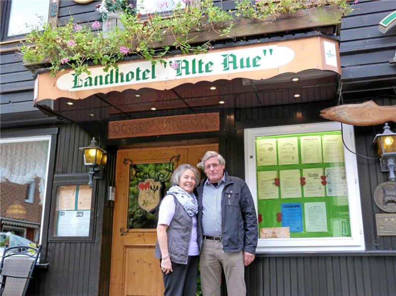 Thomas Pfeifer mit Gattin Petra vor dem Landhotel „Alte Aue“ in Altenau. 40 Jahre lang hat der Hotelier das Traditionshaus geführt .  Foto: Haberstumpf