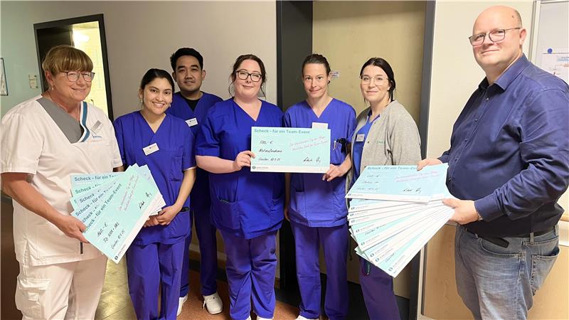 11.000 Euro für die Teams Thomas Pfennig (r.) und Annett Dziuba (l.) übergeben Schecks in den Asklepios Harzkliniken in Goslar.