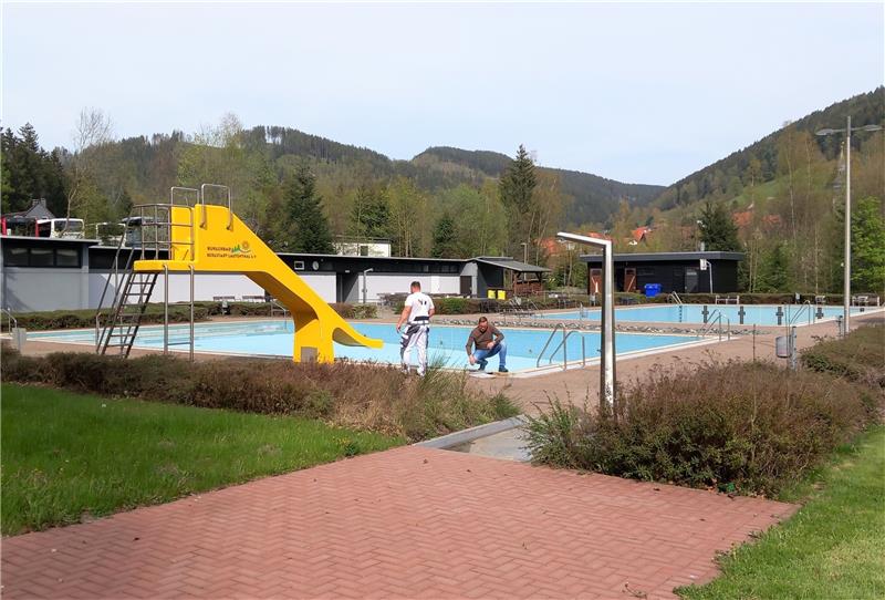 Lautenthal rüstet sich für die bevorstehende Badesaison Thomas Schmeckebier und Mathias Wiechmann vom Förderverein des Lautenthaler Bürgerbades schauen, wo noch arbeiten zu erledigen sind. Foto: Neddermeier
