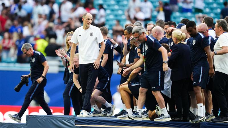 Das Spiel, das die Welt fesselt: Tuchels versöhnender Erfolg Thomas Tuchel (l) auf dem Podest für den WM-Dritten.