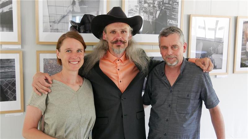 Fotoausstellung „Sounds of Beroun“ im Kuma Goslar eröffnet Thomas Velte, Vorsitzender des BBK (rechts), Künstler Michal „Whitte Charles“ Bauer Pticen und Dolmetscherin Markéta Kelnerova präsentieren die Ausstellung im Kulturmarktplatz.