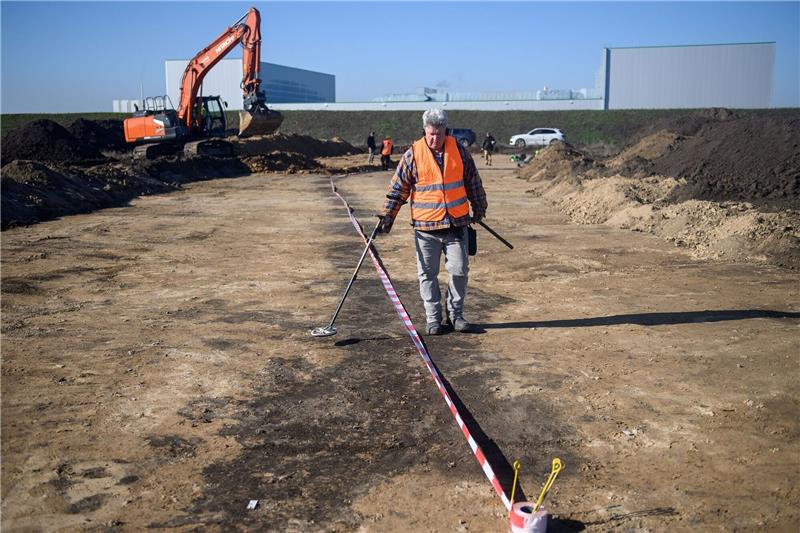 Thomas Voigt ist ehrenamtlicher Bodendenkmalpfleger beim Landesamt für Denkmalpflege und Archäologie Sachsen-Anhalt. Hier geht er mit einem Metalldetektor eine Grubenlinie ab. Sie stammt aus der Bronzezeit und ist etwa 3000 Jahre alt. Die einzelnen Gruben sind 50 bis 60 Zentimeter tief.