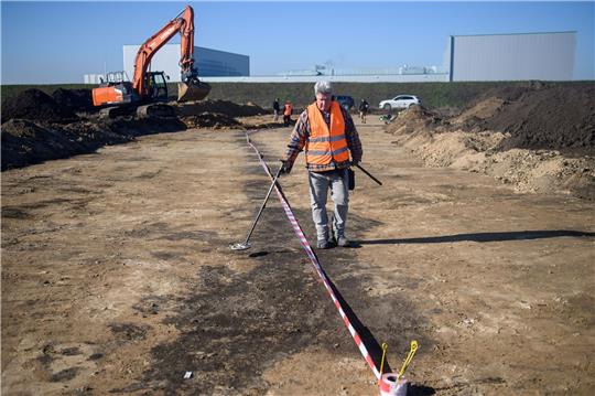 Thomas Voigt ist ehrenamtlicher Bodendenkmalpfleger beim Landesamt für Denkmalpflege und Archäologie Sachsen-Anhalt. Hier geht er mit einem Metalldetektor eine Grubenlinie ab. Sie stammt aus der Bronzezeit und ist etwa 3000 Jahre alt. Die einzelnen Gruben sind 50 bis 60 Zentimeter tief.