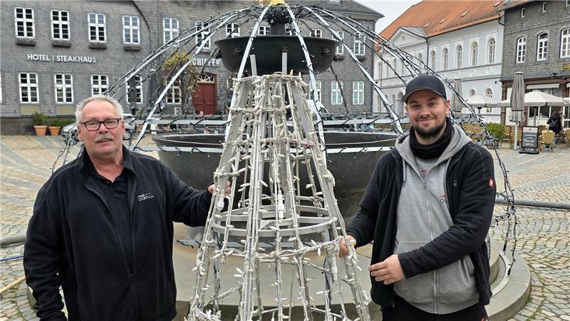 Goslars Adventsstadt nimmt Gestalt an: Alles Wichtige zum Aufbau Zwei Männer stehen vor dem Goslarer Marktbrunnen.