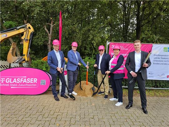 Thomas Wiesenhütter (verantwortlich für Kreisentwicklung beim Landkreis) (von links), Landrat Dr. Alexander Saipa, Peter Richter, (Konzernbevollmächtigter, Deutsche Telekom), Tina Rotter-Vermehr (Deutsche Telekom) und Mathies Adolf (atene KOM , Projektträger Bundesförderung) setzen gemeinsam den Spatenstich für den Glasfaserausbau im Landkreis Goslar. Foto: Sowa
