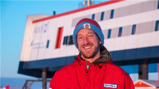 Thorben Koeppen hat seinen Nachfolger in der Küche der Neumayer-Station III eingearbeitet. (Handout)