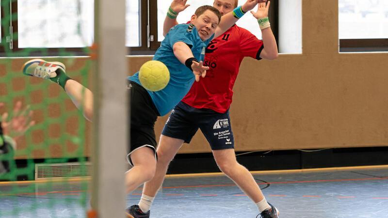 HSG-Handballer liebäugeln mit Rückzug Thorben Warneke wirft hier noch als Spieler der HSG Bad Harzburg/Vienenburg II auf das Tor. Kommende Saison wird er bei der mit der Ersten fusionierten Mannschaft an der Seitenlinie stehen.
