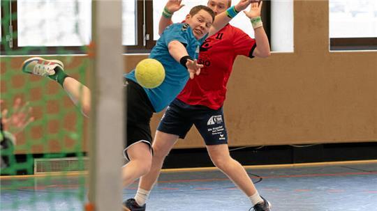 Thorben Warneke wirft hier noch als Spieler der HSG Bad Harzburg/Vienenburg II auf das Tor. Kommende Saison wird er bei der mit der Ersten fusionierten Mannschaft an der Seitenlinie stehen.