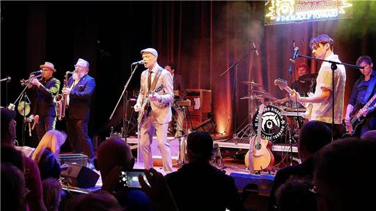 „Thorbjørn Risager & The Black Tornado“ präsentierten bei ihrem zweiten Konzert im Kulturkraftwerk ihr neues Album „House of Sticks“.