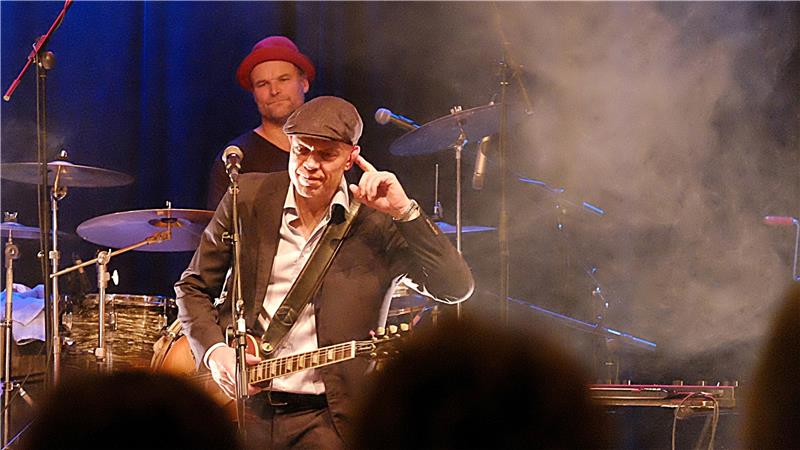 Geballte Ladung Rock und Blues im Goslarer Kulturkraftwerk Thorbjørn Risager, hier vor Martin Seidelin (Drums), braucht nur kleine Gesten, um das Publikum im Kulturkraftwerk zum Mitmachen zu bewegen. Eine starke Show. Foto: Zietz