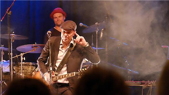 Thorbjørn Risager, hier vor Martin Seidelin (Drums), braucht nur kleine Gesten, um das Publikum im Kulturkraftwerk zum Mitmachen zu bewegen. Eine starke Show. Foto: Zietz