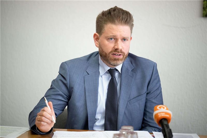 Thorge Koehler, künftigen Leiter des Bremer Landesamtes für Verfassungsschutz, spricht bei einer Pressekonferenz.