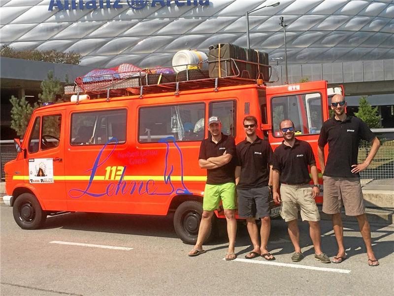 Thorsten Knaack (li.) mit seinen Teamkollegen startbereit vor der Münchner Allianz-Arena. Das Auto spenden sie am Ziel der Feuerwehr Duschanbe. Foto: Privat