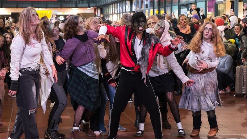 150 Zombies tanzen zu „Thriller“ im Hamburger Hauptbahnhof „Thriller“ ist einer der zahlreichen erfolgreichen Songs von Michael Jackson.
