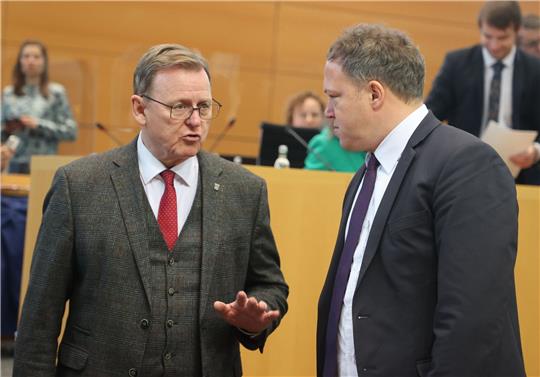 Thüringen Ministerpräsident Bodo Ramelow (l) reicht CDU-Kontrahent Mario Vogt die Hand.