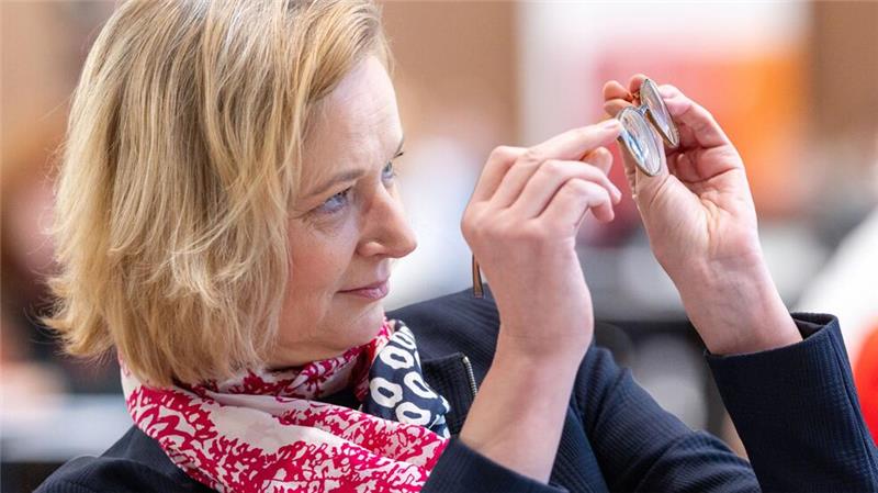 BSW stimmt Brombeer-Koalitionsvertrag in Thüringen zu Thüringens BSW-Chefin Katja Wolf stellte in Ilmenau Parteimitgliedern den Koalitionsvertrag vor.