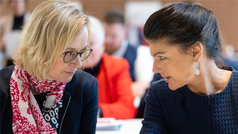 Thüringens BSW-Chefin Katja Wolf und Parteigründerin Sahra Wagenknecht zeigten sich nach einem Streit im Zuge der Koalitionsverhandlungen nun bei einem Landesparteitag versöhnlich. 