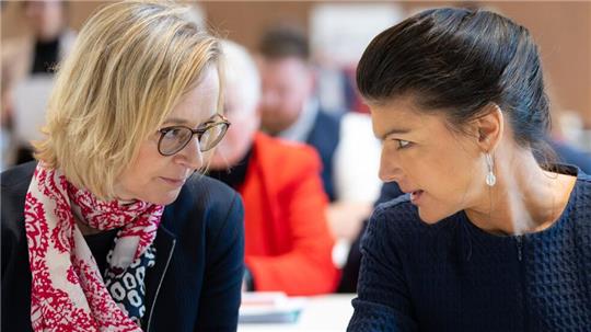 Thüringens BSW-Chefin Katja Wolf und Parteigründerin Sahra Wagenknecht zeigten sich nach einem Streit im Zuge der Koalitionsverhandlungen nun bei einem Landesparteitag versöhnlich. 