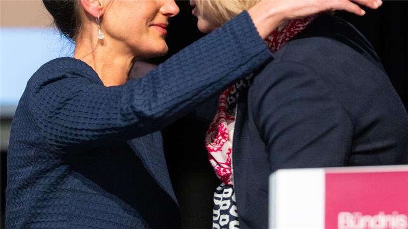 Thüringens BSW-Chefin Katja Wolf und Parteigründerin Sahra Wagenknecht zeigten sich nach einem Streit im Zuge der Koalitionsverhandlungen nun bei einem Landesparteitag versöhnlich. 