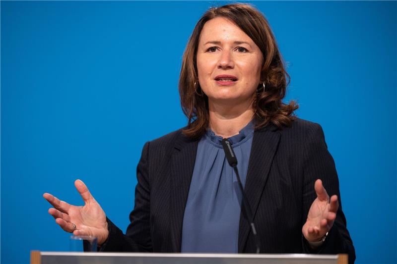 Thüringens Umweltministerin Siegesmund kündigt Rücktritt an Thüringens Umweltministerin Siegesmund hat ihren Rücktritt angekündigt.