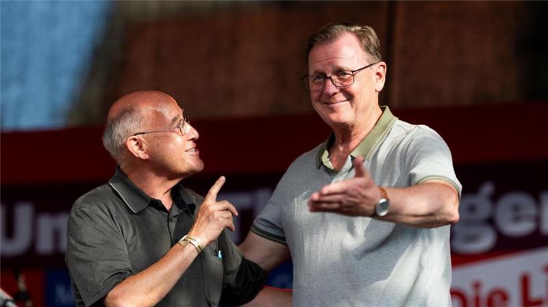 Ramelow hält „Aktion Silberlocke“ für spannende Überlegung Thüringens scheidender Ministerpräsident Bodo Ramelow (r) von der Linken findet Sympathien für Pläne seines Parteikollegen Gregor Gysi. (Archivbild)
