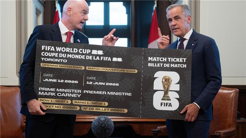Ticket in Übergröße: Kanadas Premierminister Carney mit FIFA-Boss Infantino.