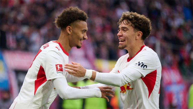Glanzloses 4:0: RB Leipzig baut gegen Elversberg Serien aus Tidiam Gomis (RB Leipzig, l) jubelt nach seinem Tor zum 1:0 mit Neil El Aynaoui (RB Leipzig).