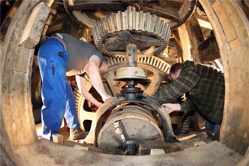 Abbenröder Mühle klappert wieder am rauschenden Bach Tief im Bau der Wassermühle Otto schuften die Vereinsmitglieder in drangvoller Enge, um die alte Technik wieder zum Laufen zubringen. Jetzt kann sie wieder klappern und ist bereit für die neue Saison. Foto: Neuendorf