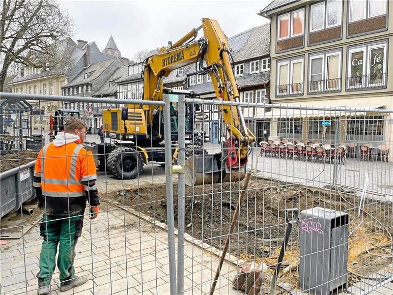 Bau(m)stelle für 35.000 Euro auf dem Goslarer Jakobikirchhof Tief in die Erde: Ein Bagger bereitet das verdichtete Erdreich auf, bevor eine junge Kaiserlinde gepflanzt werden kann. Foto: Heine