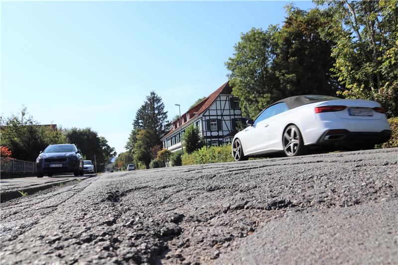 Tiefe Krater haben sich über die Jahre auf der L 515 gebildet. Foto: Neddermeier