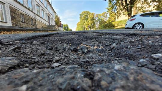 Tiefe Löcher durchziehen die Marktstraße.