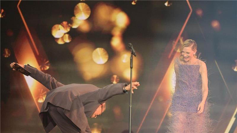 Tiefe Verbeugung vor Preisträgerin Cate Blanchett bei der Bambi-Verleihung.