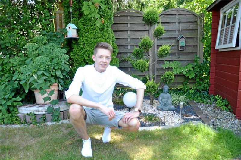 Tiefenentspannt im heimischen Garten in Ohlhof: Für Martin Müller-Flotho geht es im August bei VW weiter.  Foto: Heine