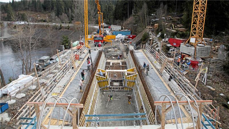 Tiefer Einblick in den Taktkeller auf der Altenauer Seite der Weißwasserbrücke: Von hier aus wächst der neue Brückenoberbau nach und nach in Richtung Schulenberger Seite.