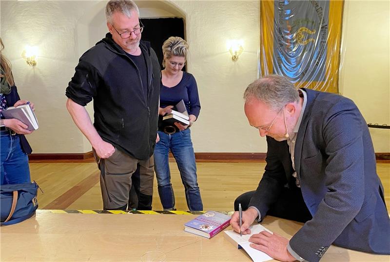 Tierpathologe und Sachbuchautor Prof. Achim Gruber ist als Referent zu Gast beim Kulturklub. Sämtliche Eintrittseinahmen sowie den Erlös aus zwei Spendenboxen vom Freitagabend spendet der Kulturklub an den Tierschutzverein Bad Harzburg und den Verein „Leben für Tiere“. Fotos: Nachtweyh