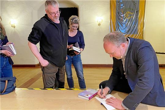 Tierpathologe und Sachbuchautor Prof. Achim Gruber ist als Referent zu Gast beim Kulturklub. Sämtliche Eintrittseinahmen sowie den Erlös aus zwei Spendenboxen vom Freitagabend spendet der Kulturklub an den Tierschutzverein Bad Harzburg und den Verein „Leben für Tiere“. Fotos: Nachtweyh