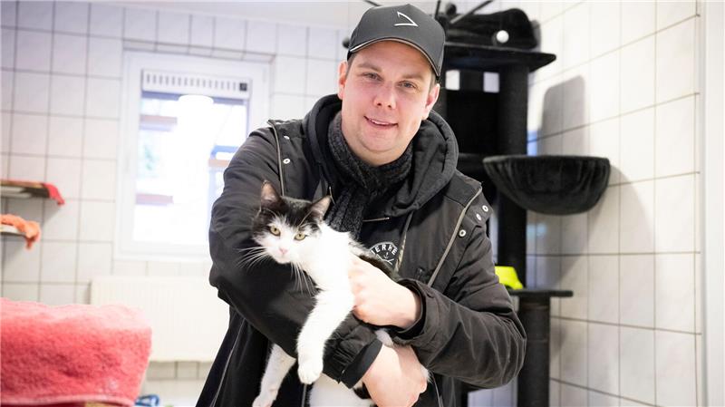 Tierpfleger Benjamin Heyer hofft, dass die Katze Shila ein schönes neues Zuhause findet. 
