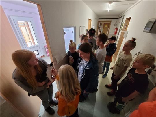 Tierpflegerin Annalena Thormann zeigt eines der zahlreichen Katzenbabys, dem die Kinder den Namen Oskar geben. Foto: Exner