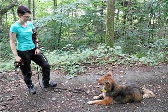 Tierpflegerin Stefanie Pietsch (36) und der Australian-Sheppard-Harzer-Fuchs-Mix Buddy trainieren seit fast vier Jahren zusammen. Foto: Hartmann