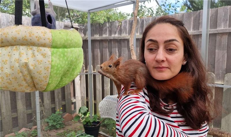 Tierschützerin Mona Gahrib hat ein Eichhörnchen auf der Schulter.
