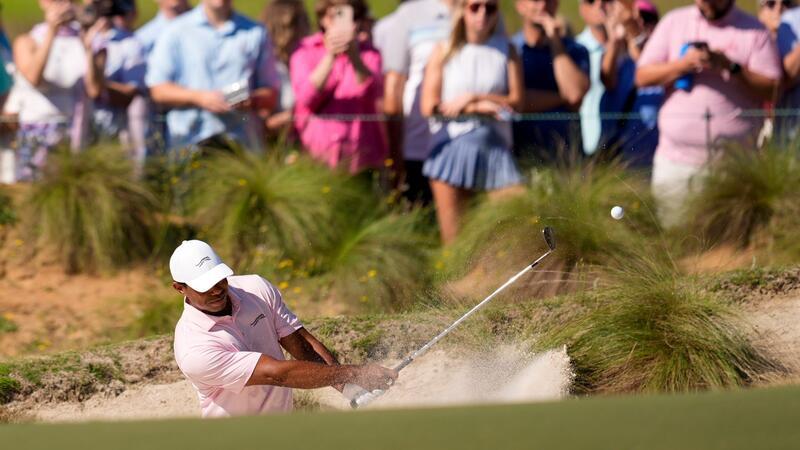US Open: Kaymers Rückkehr auf Pinehurst No.2 Tiger Woods schlägt seinen Ball während einer Übungsrunde für die US Open in Pinehurst aus einem Bunker.