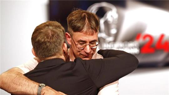 Tijan Sila (hinten) hat den Ingeborg-Bachmann-Preis 2024 gewonnen.