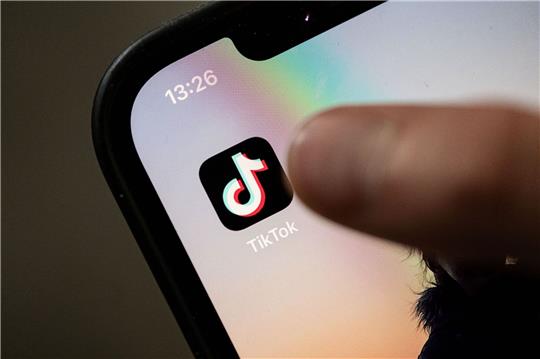 TikTok-App auf einem Smartphone. Ab Anfang nächsten Jahres sollen YouTube-Partner sowohl auf der YouTube-Hauptplattform als auch auf «Shorts» an den Einnahmen beteiligt.