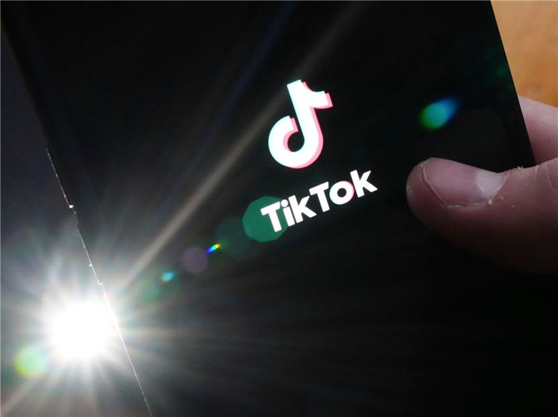 Tiktok führt neue Sicherheitsfunktionen für Teenager ein TikTok-Logo auf einem Mobiltelefon.