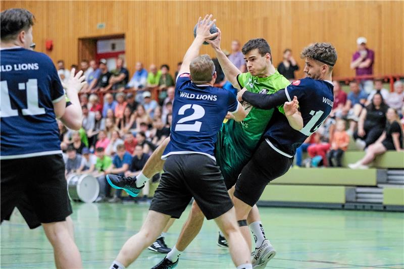 Mit sattem Polster nach Fallersleben Til Washausen (M.) feiert gegen Fallersleben nicht nur wegen seiner sechs Tore ein gelungenes Comeback im Trikot der HSG Lan-gelsheim/Astfeld. Foto: Drechsler