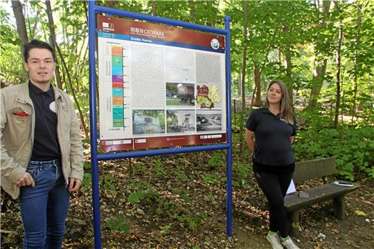 Till Diegeler und Esther Cymoch stellen die Inhalte der neuen Tafel an der Göttingeröder Straße vor.  Foto: Fricke